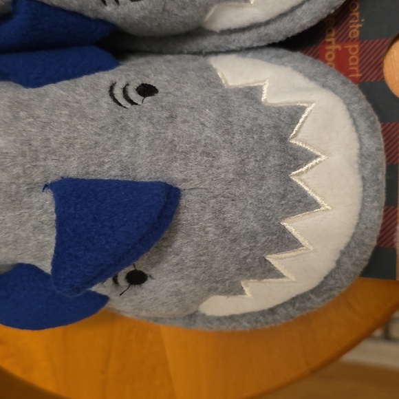 DEARFOAMS BRAND BOYS GRAY AND BLUE SHARK SLIPPERS SIZE 4/5 - Picture 3 of 14